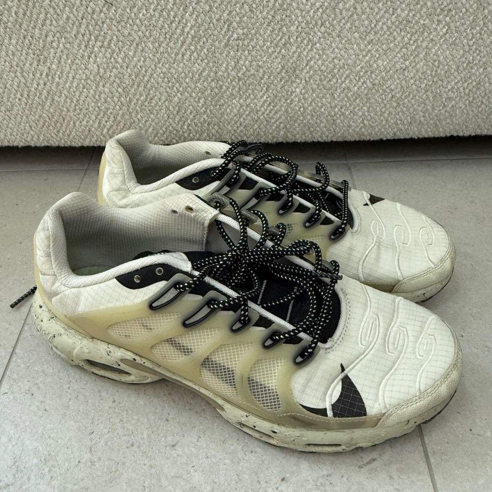 Nike Athletic Shoes in Cream and Black